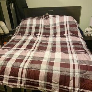 Queen Comforter and Pillow Shams